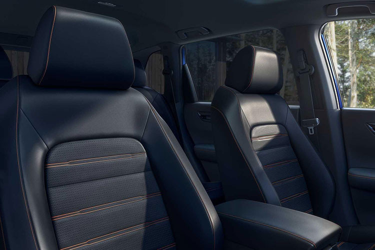 Nhiều khả năng xe sẽ có bảng đồng hồ kỹ thuật số 10,2 inch, màn hình thông tin giải trí 9 inch, hỗ trợ Apple CarPlay/Android Auto không dây, tính năng điều khiển bằng giọng nói, hệ thống âm thanh Bose 12 loa, s ạc điện thoại không dây, cổng USB Type A/Type C và điều hòa tự động 2 vùng.