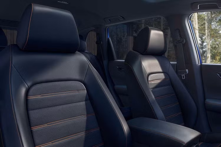 Nhiều khả năng xe sẽ có bảng đồng hồ kỹ thuật số 10,2 inch, màn hình thông tin giải trí 9 inch, hỗ trợ Apple CarPlay/Android Auto không dây, tính năng điều khiển bằng giọng nói, hệ thống âm thanh Bose 12 loa, s ạc điện thoại không dây, cổng USB Type A/Type C và điều hòa tự động 2 vùng.