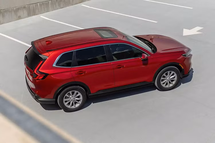 Ngoại hình xe với lưới tản nhiệt lục giác cỡ lớn sơn màu đen bóng, đèn pha LED thanh mảnh, dải đèn LED định vị ban ngày kiêm đèn báo rẽ tuần tự, đèn sương mù LED, vành 18 inch hoặc 19 inch, cửa sổ trời toàn cảnh Panorama chỉnh điện, anten vây cá mập, cụm đèn hậu hình chữ "L", 2 đầu ống xả giả bằng thép không gỉ và cửa cốp đóng/mở chỉnh điện...