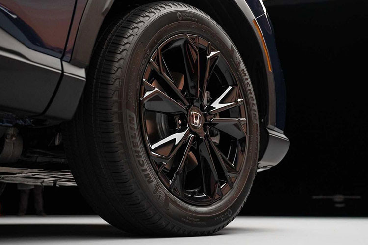 Ở phiên bản máy xăng, xe dùng động cơ 4 xi-lanh, tăng áp, dung tích 1.5L, sản sinh công suất tối đa 190 mã lực và mô-men xoắn cực đại 242 Nm như cũ. Động cơ này đi kèm với hộp số biến thiên vô cấp CVT.