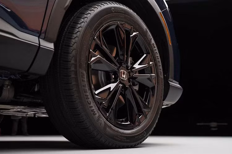 Ở phiên bản máy xăng, xe dùng động cơ 4 xi-lanh, tăng áp, dung tích 1.5L, sản sinh công suất tối đa 190 mã lực và mô-men xoắn cực đại 242 Nm như cũ. Động cơ này đi kèm với hộp số biến thiên vô cấp CVT.