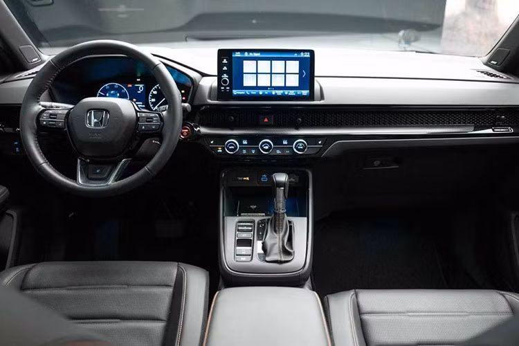 Bên cạnh động cơ, Honda CR-V 2024 còn thay đổi cả kích thước và thiết kế. Cụ thể, xe có kích thước dài x rộng x cao lần lượt là 4.694 x 1.864 x 1.689 mm và chiều dài cơ sở 2.700 mm. So với thế hệ cũ, xe dài hơn 68 mm, rộng hơn 10 mm và chiều dài cơ sở tăng 40 mm.