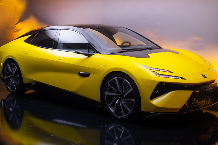 Về sức mạnh, chiếc sedan chạy hoàn toàn bằng điện Lotus Emeya sẽ được trang bị động cơ kép, với động cơ phía trước có công suất tối đa 225 kilowatt, tương đương 302 mã lực và động cơ phía sau có công suất tối đa 450 kilowatt, khoảng 603 mã lực.