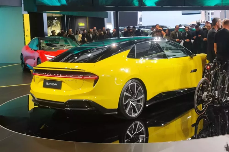 Về khả năng bổ sung năng lượng, nó vẫn hỗ trợ sạc nhanh 800V. Sử dụng sạc nhanh 350 kW có thể tăng giúp xe chạy thêm 180 km trong 5 phút (điều kiện hoạt động CLTC) và có thể bổ sung năng lượng từ 10% đến 80% trong 15 phút. Mức giá xe Lotus Emeya 2024 tại Trung Quốc vẫn chưa được công bố.