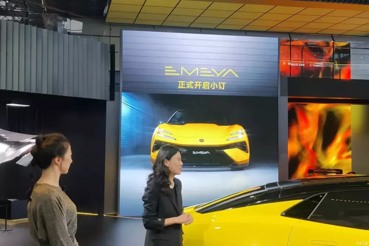 Bên hông xe, Lotus Emeya sử dụng kiểu dáng thân xe coupe fastback, phía sau sử dụng bộ đèn hậu dạng xuyên thấu. Được biết, chiều rộng của cánh lướt gió phía sau đạt 296 mm, khi nâng lên có thể giúp mẫu xe mới cung cấp lực ép xuống 215 kg.