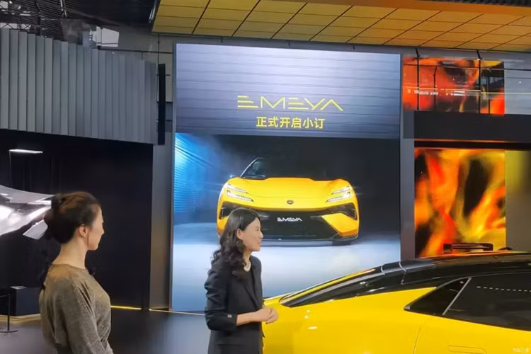 Bên hông xe, Lotus Emeya sử dụng kiểu dáng thân xe coupe fastback, phía sau sử dụng bộ đèn hậu dạng xuyên thấu. Được biết, chiều rộng của cánh lướt gió phía sau đạt 296 mm, khi nâng lên có thể giúp mẫu xe mới cung cấp lực ép xuống 215 kg.