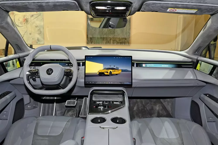 Xét về kích thước thân xe, các số đo bao gồm chiều dài, chiều rộng và chiều cao của Lotus Emeya lần lượt sẽ là 5139/2005/1464 (1467) mm, chiều dài cơ sở là 3.069 mm.