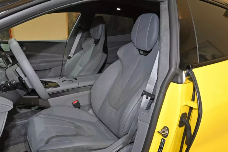 Về nội thất, Lotus Emeya sử dụng nhiều loại vật liệu thân thiện với môi trường, trong đó có dây sợi tái chế mới. Ngoài ra, nội thất còn sử dụng lớp phủ PVD, chất liệu Alcantara, da Nappa và Ultrafabrics, thể hiện kết cấu chắc chắn.