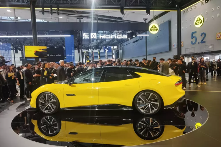 Trung tâm cản trước của xe Lotus Emeya vẫn được trang bị thiết bị khí động học chủ động hình lục giác có thể biến dạng cũng được thừa hưởng từ mẫu xe Eletre, ngoài ra còn được trang bị một đập gió chủ động ở cản dưới để cải thiện hơn nữa tính khí động học.