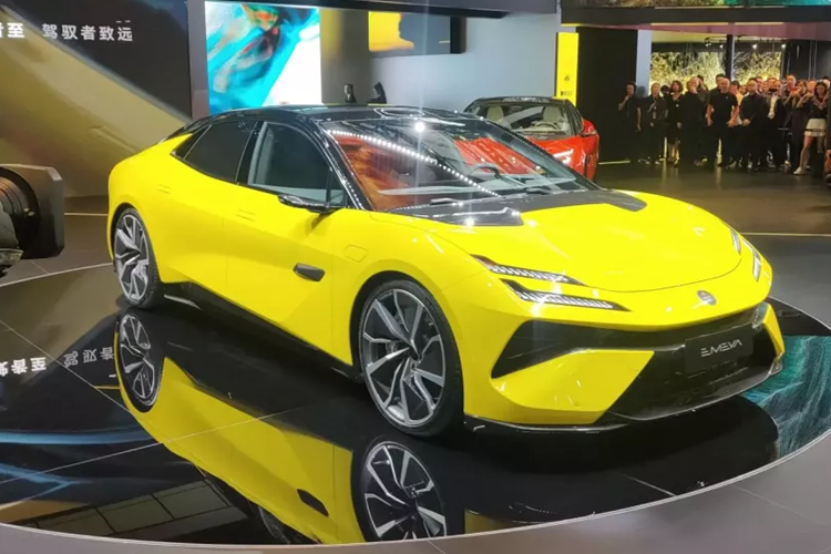 Về ngoại hình, sedan điện Lotus Emeya vẫn duy trì ý tưởng thiết kế theo phong cách gia đình, điểm nhấn là cụm đèn đôi hình chữ L được sử dụng ở hai bên đầu xe, đèn chạy ban ngày LED phía trên kết hợp với đèn chiếu xa thấp phía dưới nhóm ánh sáng, hình dáng tổng thể khá sắc nét.