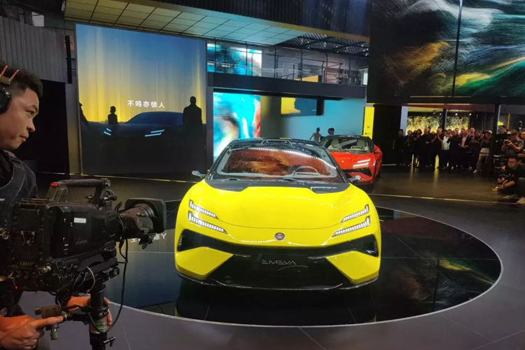 Tại Triển lãm ô tô Quảng Châu 2023, đã có rất nhiều mẫu xe hot được giới thiệu và không thể đứng ngoài cuộc chơi, hãng xe Lotus cũng đã chính thức mang chiếc sedan chạy hoàn toàn bằng điện mới. Mẫu xe Lotus Emeya 2024 mới đến đây để gặp gỡ người tiêu dùng ở cự ly gần, đây cũng là lần đầu tiên xuất hiện trước truyền thông Trung Quốc.