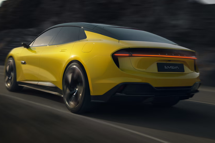 Ở 2 bên thành cửa của ghế phụ và ghế lái sẽ có màn hình đảm nhận việc thu giữ tín hiệu từ camera kỹ thuật số của xe, thay cho gương truyền thống, hàng ghế sau cũng có thêm màn hình giải trí, đặt giữa 2 ghế ngồi, rất cao cấp.