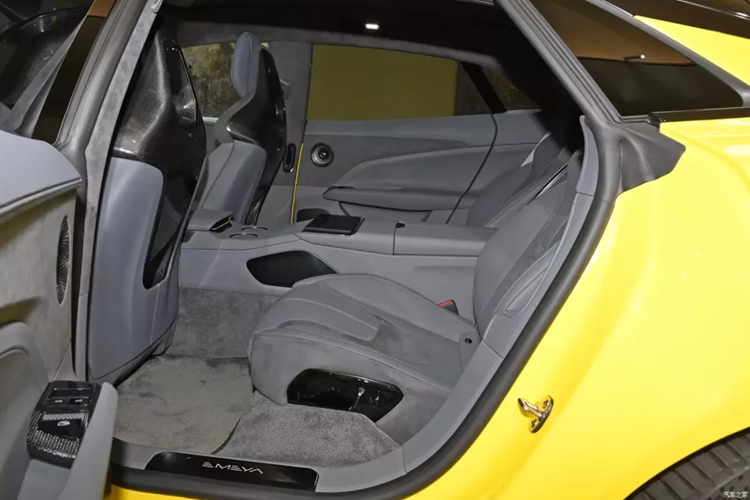 Tiếp đến xe có rất nhiều màn hình, được bố trí quanh xe, đầu tiên là bảng đồng hồ dành cho người lái, thiết kế vuông vức, kéo dài, chưa hết, bên ghế phụ còn có 1 màn hình giải trí ở ngay trước mặt, và tất nhiên không thể bỏ qua màn hình giải trí trung tâm lớn.