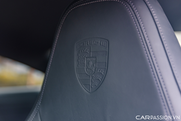 Ra phía phần đuôi xe, nổi bật nhất vẫn là cụm đèn hậu được nối liền bằng một dải LED màu đỏ tạo sự đặc trưng cho những mẫu xe thuộc hãng Porsche. Chụp ống xả kép loại thể thao đặt đối xứng hai bên. Tên phiên bản “911 Carrera” gắn giữa cản sau.