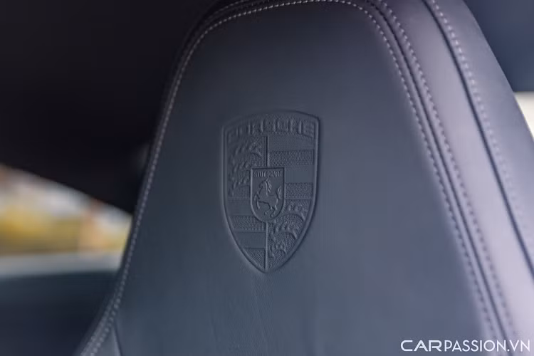 Ra phía phần đuôi xe, nổi bật nhất vẫn là cụm đèn hậu được nối liền bằng một dải LED màu đỏ tạo sự đặc trưng cho những mẫu xe thuộc hãng Porsche. Chụp ống xả kép loại thể thao đặt đối xứng hai bên. Tên phiên bản “911 Carrera” gắn giữa cản sau.