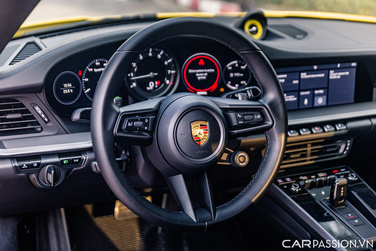 Về nội thất, đây chính là một trong số ít những chiếc 911 thế hệ mới tại Việt Nam sở hữu tùy chọn cửa sổ trời. Chi tiết này giúp đem tới một không gian khoang nội thất thoáng đãng hơn với ánh sáng tự nhiên. Chủ sở hữu xe lựa chọn bọc chất liệu da cao cấp màu đen cho toàn bộ khoang nội thất.