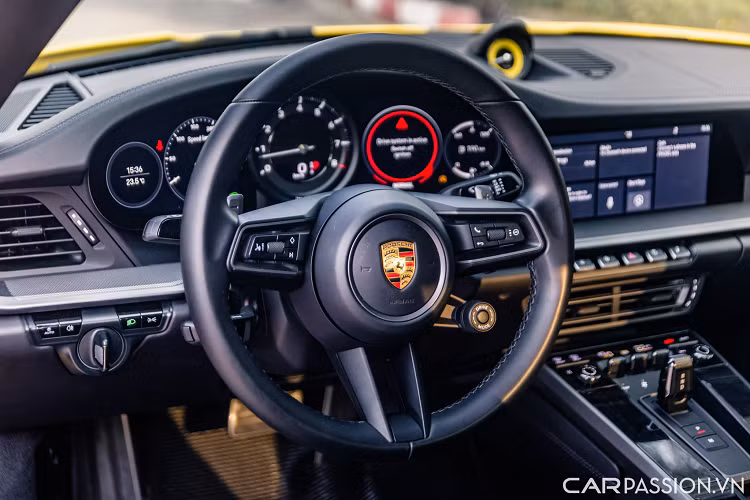 Về nội thất, đây chính là một trong số ít những chiếc 911 thế hệ mới tại Việt Nam sở hữu tùy chọn cửa sổ trời. Chi tiết này giúp đem tới một không gian khoang nội thất thoáng đãng hơn với ánh sáng tự nhiên. Chủ sở hữu xe lựa chọn bọc chất liệu da cao cấp màu đen cho toàn bộ khoang nội thất.