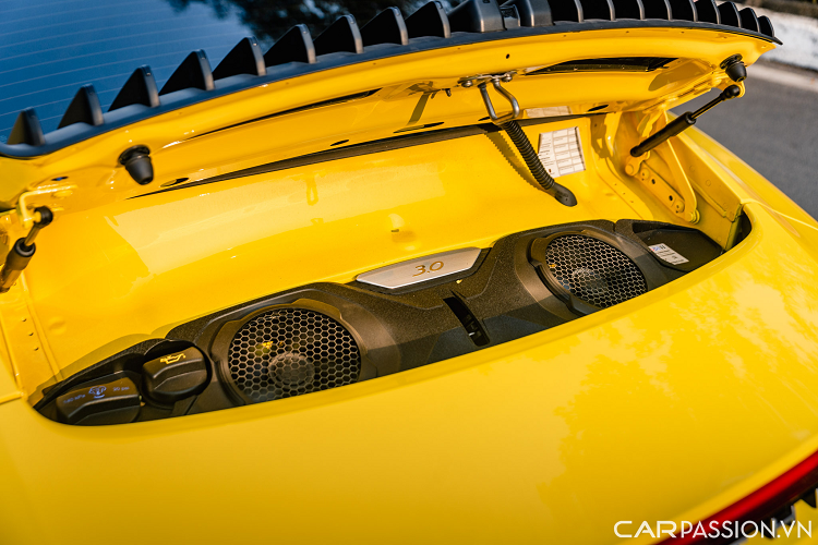 Màn hình giải trí cảm ứng kích thước 10 inch được đặt phía trên cửa gió, bên dưới là một số nút chức năng được thiết kế độc đáo. Đồng hồ Sport Chrono có nền màu vàng “tone sur tone” với màu sắc ngoại thất của xe. Dàn loa Bose tùy chọn giá 92 triệu đồng với 12 loa cho tổng công suất 570 watt.