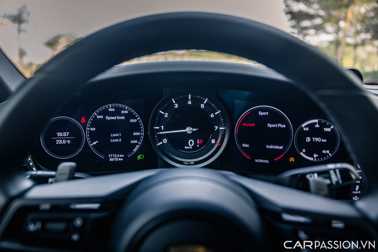 Thương hiệu Porsche cũng trang bị thêm cho xe bộ dây an toàn màu vàng nổi bật trên nền màu đen giản đơn của nội thất xe. Hàng ghế sau của Porsche 911 không quá hữu ích khi người lớn ngồi vào khá khó khăn và chật. Khu vực này chỉ thích hợp làm không gian chứa đồ.