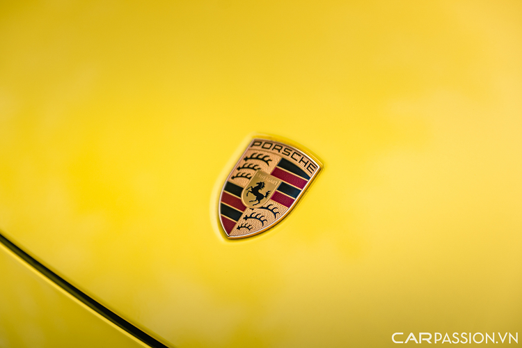 Porsche 911 Carrera thế hệ 992 được trang bị khối động cơ 6 xi-lanh tăng áp kép, có dung tích 3.0 lít, sản sinh công suất tối đa 385 mã lực và mô men xoắn cực đại đạt mức 450 Nm. Kết hợp với hộp số tự động 8 cấp ly hợp kép, mẫu xe thể thao này chỉ mất 4,2 giây để tăng tốc từ 0-100 km/h, trước khi đạt vận tốc tối đa 293 km/h.