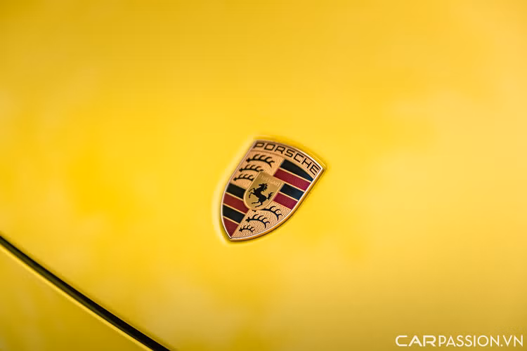 Porsche 911 Carrera thế hệ 992 được trang bị khối động cơ 6 xi-lanh tăng áp kép, có dung tích 3.0 lít, sản sinh công suất tối đa 385 mã lực và mô men xoắn cực đại đạt mức 450 Nm. Kết hợp với hộp số tự động 8 cấp ly hợp kép, mẫu xe thể thao này chỉ mất 4,2 giây để tăng tốc từ 0-100 km/h, trước khi đạt vận tốc tối đa 293 km/h.