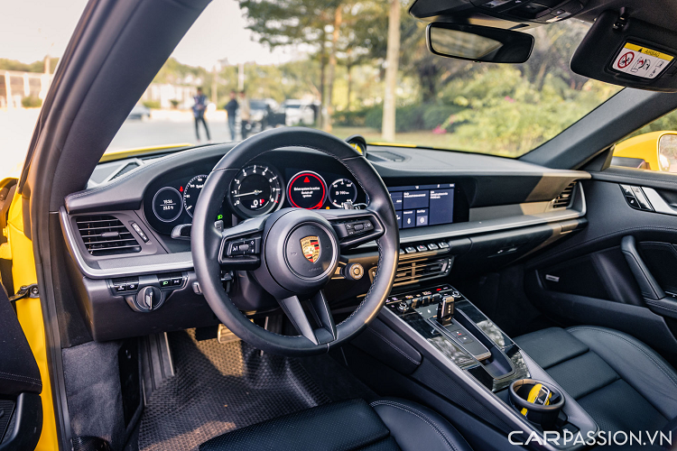 Là phiên bản thông thường nên phần cản trước của xe vẫn sở hữu các chi tiết đặc trưng như hai hốc hút gió lớn với 3 thanh nằm ngang bên tích hợp đèn xi nhan.