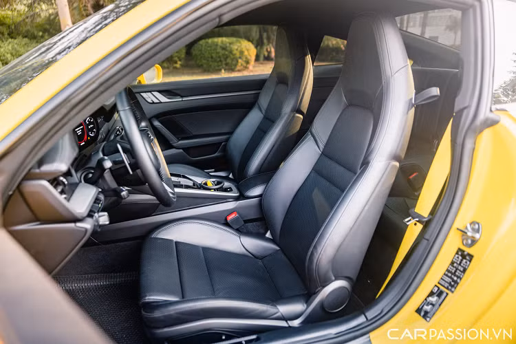 Ở bên hông, chủ nhân cũ đã trang bị cho xe bộ mâm là loại đa chấu có kích thước 20 inch ở phía trước và 21 inch ở phía sau giống với phiên bản Turbo, ẩn sâu bên trong là cùm phanh vàng nổi bật.