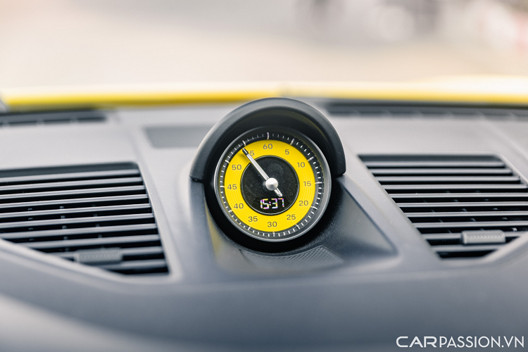 Tựa đầu hàng ghế ngồi phía trước được thêu logo Porsche. Porsche vẫn giữ lại những thiết kế đặc trưng như bảng đồng hồ với năm đồng hồ tròn, vô lăng ba chấu thể thao tích hợp các phím chức năng, đồng hồ cơ đặt giữa bảng táp lô.