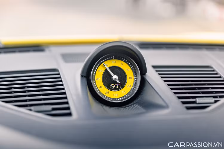 Tựa đầu hàng ghế ngồi phía trước được thêu logo Porsche. Porsche vẫn giữ lại những thiết kế đặc trưng như bảng đồng hồ với năm đồng hồ tròn, vô lăng ba chấu thể thao tích hợp các phím chức năng, đồng hồ cơ đặt giữa bảng táp lô.