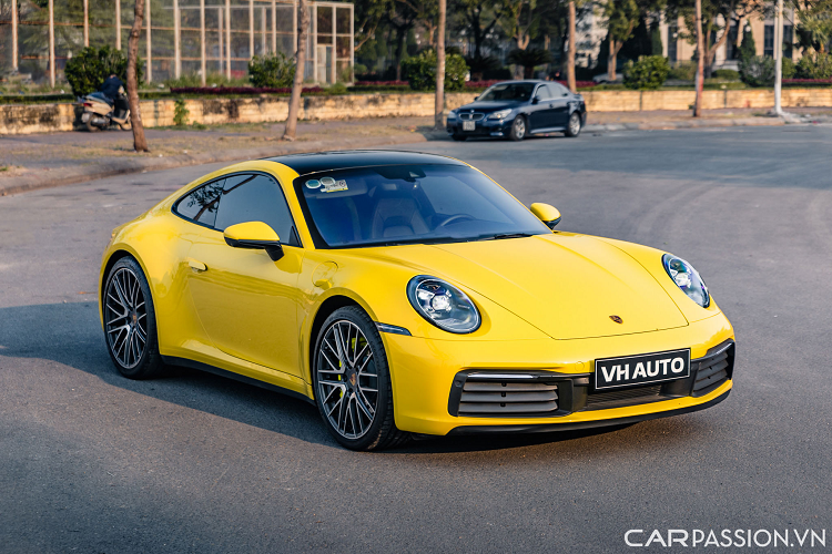 Mới đây, một chiếc Porsche 911 Carrera màu vàng nổi bật đã xuất hiện sàn xe cũ với tình trạng lướt nhẹ hơn 8.000 km. Chiếc xe này từng được chủ sở hữu đặt hàng thông qua diện nhập khẩu chính hãng cùng một số tùy chọn đắt giá như bộ mâm đa chấu cao cấp nhất có giá hơn 236 triệu đồng.