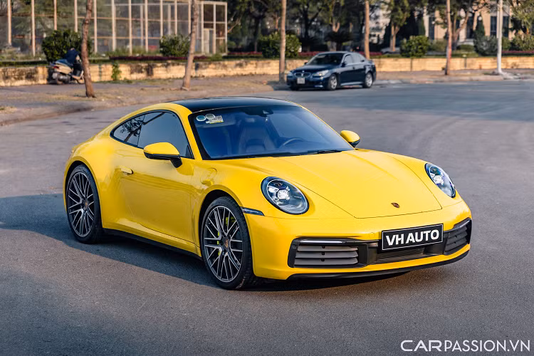 Mới đây, một chiếc Porsche 911 Carrera màu vàng nổi bật đã xuất hiện sàn xe cũ với tình trạng lướt nhẹ hơn 8.000 km. Chiếc xe này từng được chủ sở hữu đặt hàng thông qua diện nhập khẩu chính hãng cùng một số tùy chọn đắt giá như bộ mâm đa chấu cao cấp nhất có giá hơn 236 triệu đồng.