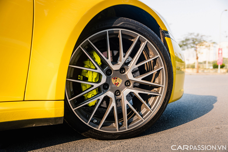 Chiếc Porsche 911 Carrera này sở hữu lớp sơn màu vàng Racing Yellow đặc trưng của hãng Porsche. Hệ thống đèn pha LED ma trận PDLS Plus tuỳ chọn cao cấp nhất, cũng xuất hiện trên chiếc xe thể thao này.