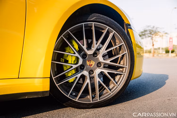 Chiếc Porsche 911 Carrera này sở hữu lớp sơn màu vàng Racing Yellow đặc trưng của hãng Porsche. Hệ thống đèn pha LED ma trận PDLS Plus tuỳ chọn cao cấp nhất, cũng xuất hiện trên chiếc xe thể thao này.