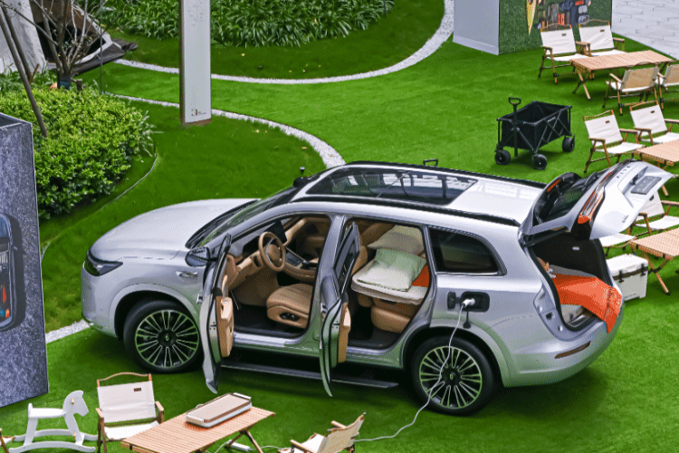 Aito M7 2024 mới có năm phiên bản, bao gồm ba mẫu năm chỗ và hai mẫu sáu chỗ, với mức giá dao động từ 249.800 đến 329.800 nhân dân tệ, tương đương 34.200 USD – 45.200 USD (khoảng 813 đến 1,07 tỷ đồng), đáng chú ý là giá bán này đã giảm 40.000 nhân dân tệ, tương đương 130 triệu đồng so với giá của phiên bản trước.