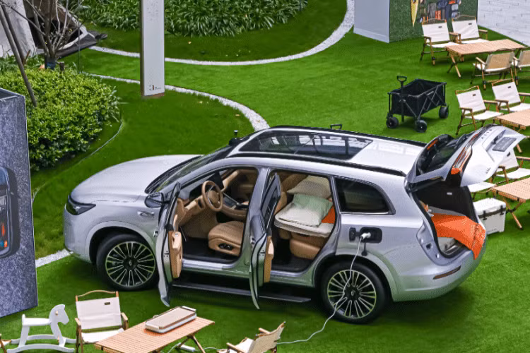 Aito M7 2024 mới có năm phiên bản, bao gồm ba mẫu năm chỗ và hai mẫu sáu chỗ, với mức giá dao động từ 249.800 đến 329.800 nhân dân tệ, tương đương 34.200 USD – 45.200 USD (khoảng 813 đến 1,07 tỷ đồng), đáng chú ý là giá bán này đã giảm 40.000 nhân dân tệ, tương đương 130 triệu đồng so với giá của phiên bản trước.