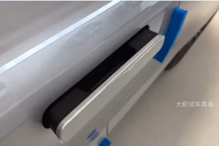 Sức mạnh tiếp tục đến từ hệ thống hybrid mở rộng phạm vi 1,5T và động cơ điện do Huawei cung cấp. Cả hai phiên bản dẫn động hai bánh và bốn bánh đều được hỗ trợ. Phiên bản dẫn động hai bánh với một động cơ điện duy nhất ở trục sau cho công suất 200 mã lực và 360 Nm.