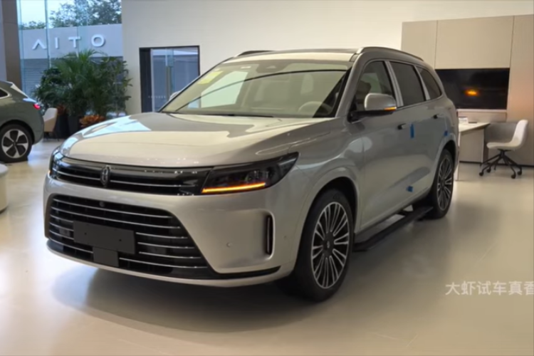 Phiên bản dẫn động bốn bánh với hai động cơ điện có công suất tổng hợp là 330 mã lực và 660 Nm. Bộ pin lithium ba cấp 40 kWh do CATL cung cấp cung cấp hai tùy chọn phạm vi di chuyển thuần điện là 210 km và 240 km (CLTC). Phạm vi toàn diện lên tới 1.300 km.