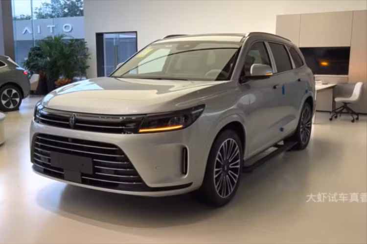 Phiên bản dẫn động bốn bánh với hai động cơ điện có công suất tổng hợp là 330 mã lực và 660 Nm. Bộ pin lithium ba cấp 40 kWh do CATL cung cấp cung cấp hai tùy chọn phạm vi di chuyển thuần điện là 210 km và 240 km (CLTC). Phạm vi toàn diện lên tới 1.300 km.