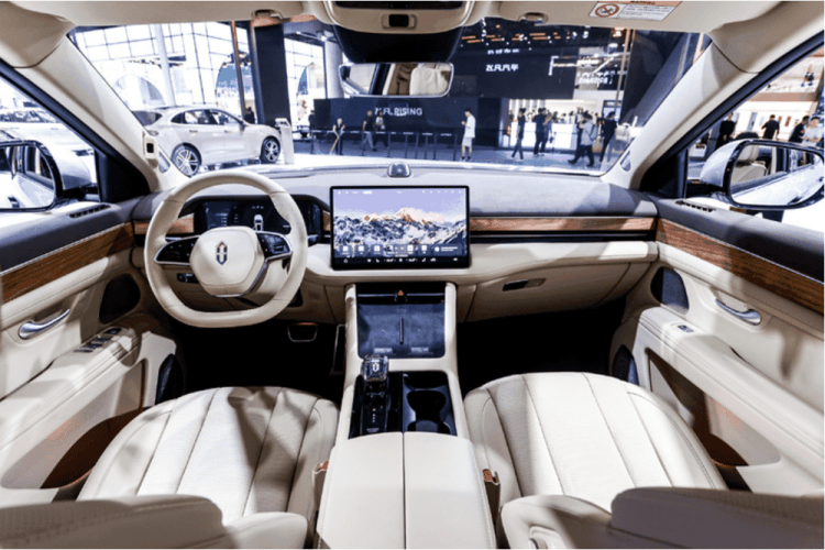 Mẫu xe Aito M7 2024 bản 5 chỗ có thể tích cốp tiêu chuẩn 686 lít, có thể tăng lên 1.619 lít sau khi gập hàng ghế sau xuống, tương đương với thể tích của 30 chiếc vali có kích thước 20 inch. Đồng thời, có 29 không gian chứa đồ khắp nội thất.