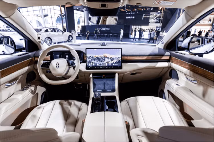 Mẫu xe Aito M7 2024 bản 5 chỗ có thể tích cốp tiêu chuẩn 686 lít, có thể tăng lên 1.619 lít sau khi gập hàng ghế sau xuống, tương đương với thể tích của 30 chiếc vali có kích thước 20 inch. Đồng thời, có 29 không gian chứa đồ khắp nội thất.