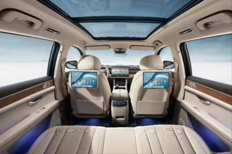 Hơn nữa, Aito M7 có hơn 27 cảm biến trên toàn xe để kích hoạt Hệ thống lái xe nâng cao ADS 2.0 của Huawei, với các chức năng bao gồm tránh va chạm, phanh khẩn cấp tự động, chuyển làn đường, hỗ trợ đỗ xe tự động, hỗ trợ đỗ xe từ xa và hỗ trợ đỗ xe cho người phục vụ trong điều kiện chật hẹp. Chưa hết, xe còn có thêm tính năng phanh khẩn cấp tự động tiên tiến của hệ thống có tên GAEB được phát triển dựa trên mạng GOD (Phát hiện chướng ngại vật chung) của Huawei cho phép phát hiện vật thể là cây và đá đổ.