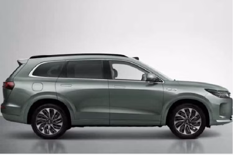 Đáng chú ý là dù hãng xe này có nói rõ, khách hàng đặt mua xe Aito M7 2024 sẽ phải đặt cọc không hoàn lại và thanh toán toàn bộ số tiền khi giao hàng, nhưng đơn hàng vẫn tăng vù vù, thậm chí, từ ngày 12/9 đến ngày 30/9, lượng đặt hàng trung bình hàng ngày là hơn 1.500 chiếc, đạt khối lượng tích lũy là 30.000 chiếc. Chỉ trong năm ngày qua, khối lượng đã tăng thêm 10.000 đơn hàng.