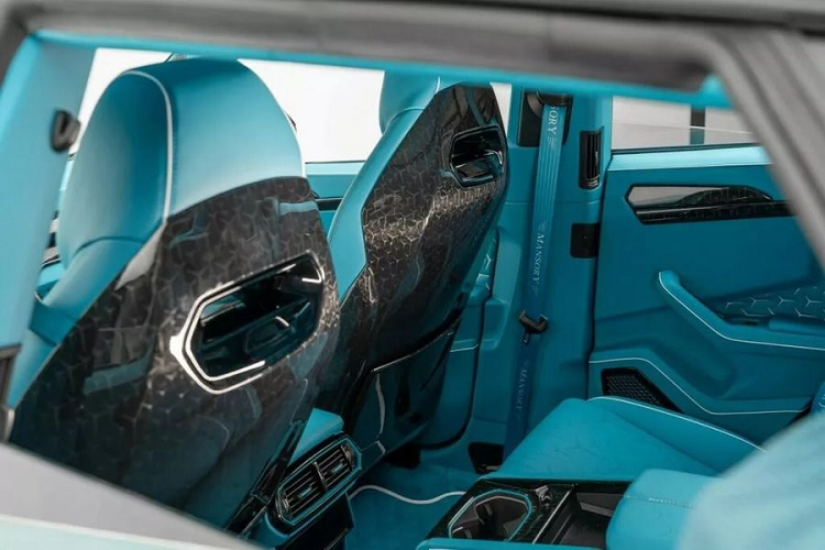 Bên trong khoang cabin của Urus Coupe Ventus C là chất liệu da cao cấp có màu xanh dương nổi bật, kết hợp với các chi tiết màu đen xám từ vật liệu sợi carbon đúc. Ngoài ra, xe còn được trang bị hệ thống đèn trần với họa tiết có hình ngôi sao ba cánh.