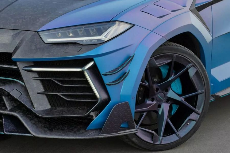 Nắp capo và cản trước được chế tác từ chất liệu sợi carbon đúc. Ngoài ra, chiếc xe còn được bổ sung đèn định vị hình chữ Y giống với họa tiết trên cụm đèn chính.