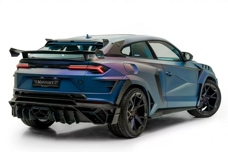 Với sức mạnh này, chiếc siêu SUV Lamborghini Urus độ Mansory chỉ mất 2,9 giây để tăng tốc từ từ 0-100 km/h và tốc độ tối đa lên tới 323 km/h.