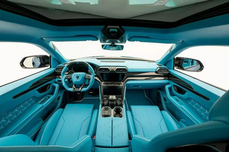 Ở phía sau, Urus Mansory Venatus Coupe EVO C gây ấn tượng với cánh lướt gió cỡ lớn đặt trên nóc cốp. Khu vực cản sau cũng hầm hố hơn với nhiều đường cắt xẻ mang tính khí động học. Hệ thống 3 ống xả hiệu suất cao được đặt ở giữa, thiết kế hình đa giác nhằm tăng vẻ thể thao cho chiếc xe.