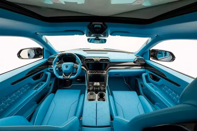 Ở phía sau, Urus Mansory Venatus Coupe EVO C gây ấn tượng với cánh lướt gió cỡ lớn đặt trên nóc cốp. Khu vực cản sau cũng hầm hố hơn với nhiều đường cắt xẻ mang tính khí động học. Hệ thống 3 ống xả hiệu suất cao được đặt ở giữa, thiết kế hình đa giác nhằm tăng vẻ thể thao cho chiếc xe.