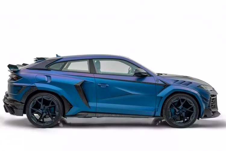 Chiếc xe cũng được bổ sung 2 hốc gió cỡ lớn tại hốc bánh sau, chi tiết này lấy cảm hứng từ mẫu xe Aventador. So với các phiên bản Urus thông thường, chiếc Lamborghini Urus Mansory Venatus Coupe EVO C được thay đổi gần như hoàn toàn nhờ việc được trang bị gói bodykit thân rộng.