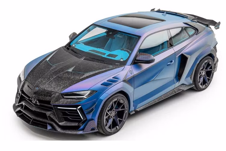 Dựa theo yêu cầu của khách hàng, Mansory đã biến chiếc siêu SUV Lamborghini Urus 4 cửa hiệu suất cao thành biến thể 2 cửa lạ mắt hơn. Để làm được điều này, hãng độ đã thiết kế lại phần khung thân xe, dịch chuyển cột B về phía sau 200mm.