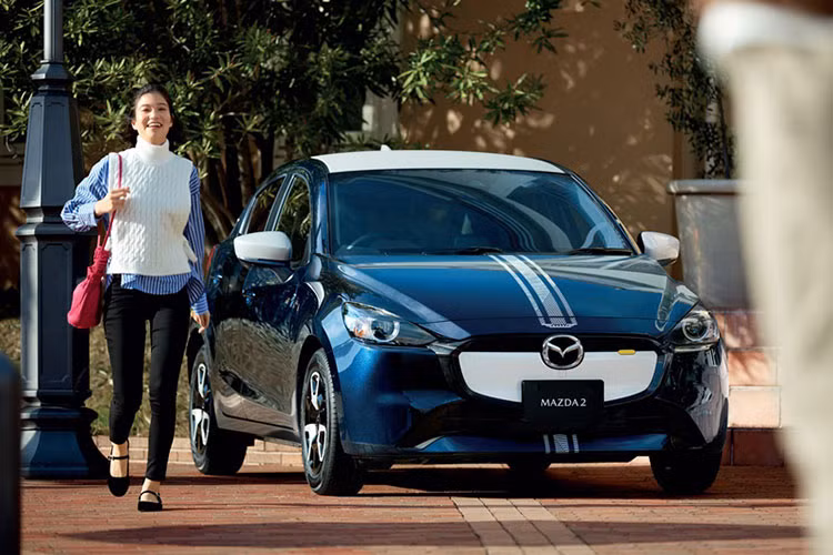 Đầu tiên là động cơ xăng Skyactiv-G 4 xi-lanh thẳng hàng, dung tích 1.3L với công suất tối đa 93 mã lực và mô-men xoắn cực đại 123 Nm. Con số tương ứng của động cơ diesel Skyactiv-D 4 xi-lanh thẳng hàng, tăng áp, dung tích 1.5L là 105 mã lực và 250 Nm.